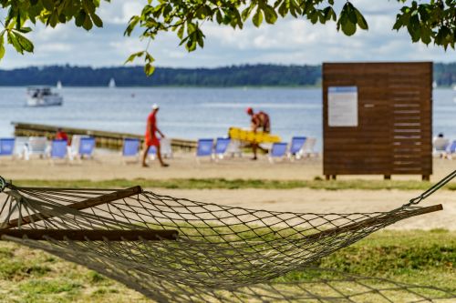 Leżaki na plaży miejskiej